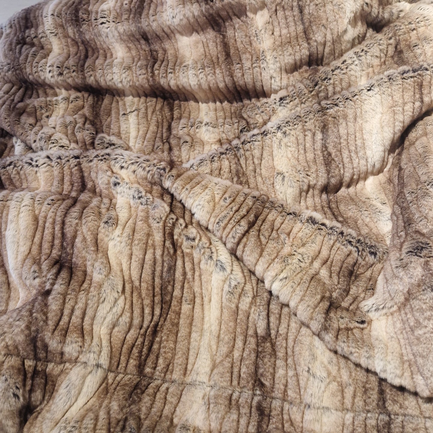 Pătură Moale 160x200cm, Imitatie Blană, Față Catifelată din Acril, Spate Poliester, Model PB3