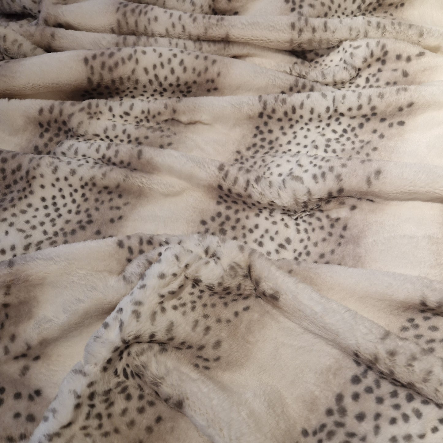 Pătură Moale 160x200cm, Imitatie Blană, Față Catifelată din Acril, Spate Poliester, Model PB5