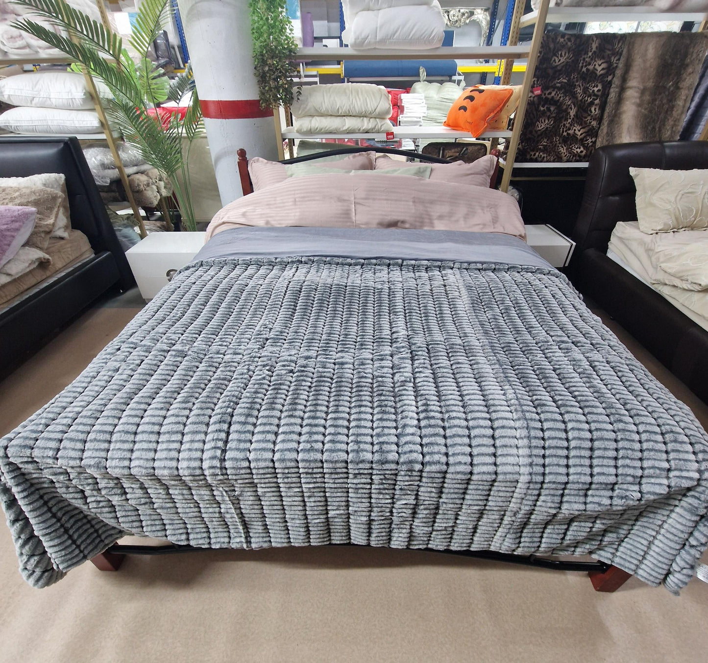 Pătură Moale și Călduroasă 210x230cm – Față Catifea Acrilică, Spate Poliester, Gri Elegant, RCG-4