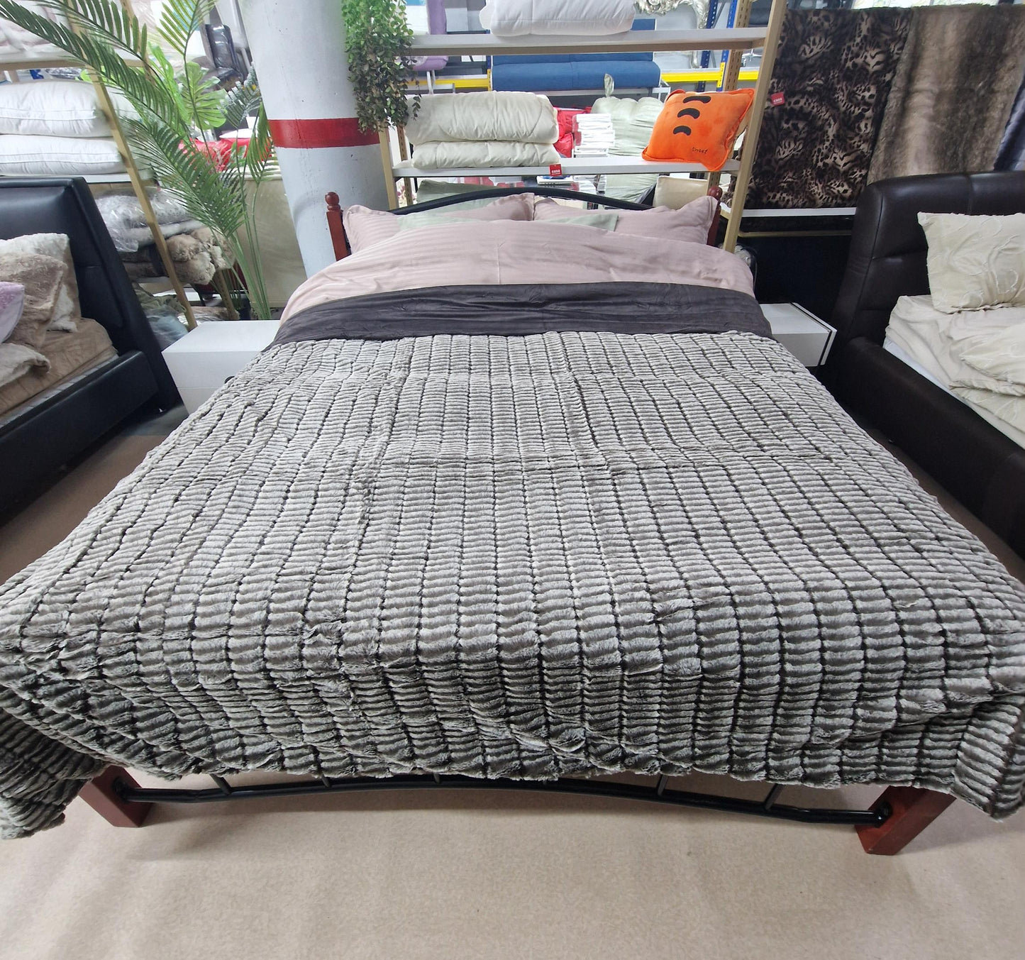 Pătură Moale și Călduroasă 210x230cm – Față Catifea Acrilică, Spate Poliester, Maro Elegant, RCG-3