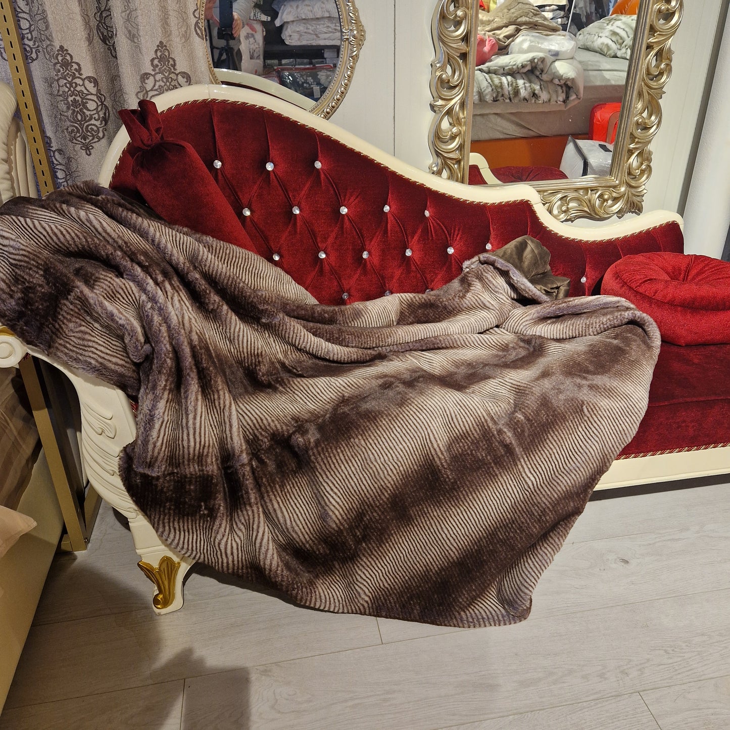 Pătură Moale 160x200cm, Imitatie Blană, Față Catifelată din Acril, Spate Poliester, Model PB1