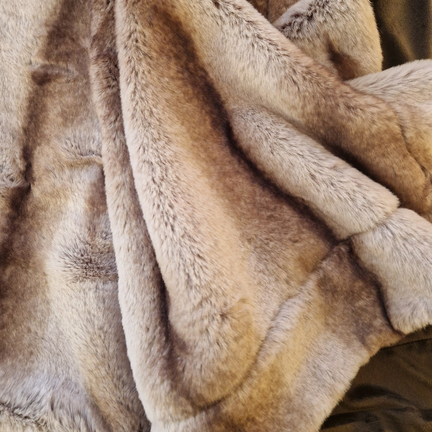 Pătură Moale 160x200cm, Imitatie Blană, Față Catifelată din Acril, Spate Poliester, Model PB10