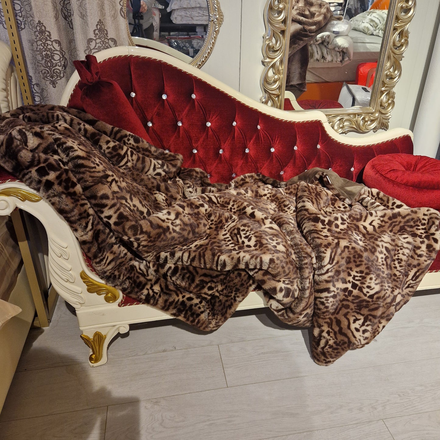 Pătură Moale 160x200cm, Imitatie Blană, Față Catifelată din Acril, Spate Poliester, Model PB2