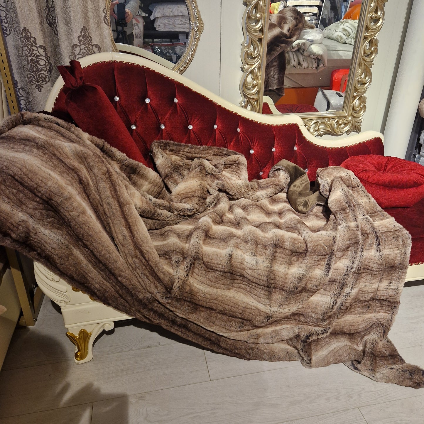 Pătură Moale 160x200cm, Imitatie Blană, Față Catifelată din Acril, Spate Poliester, Model PB3