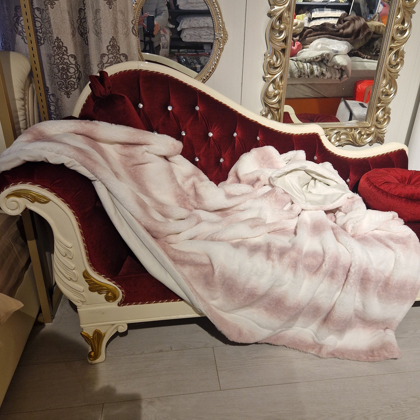 Pătură Moale 160x200cm, Imitatie Blană, Față Catifelată din Acril, Spate Poliester, Model PB4